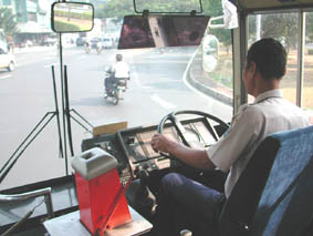 ハイテク運転席で気持ち良さそうにハンドルを切る
